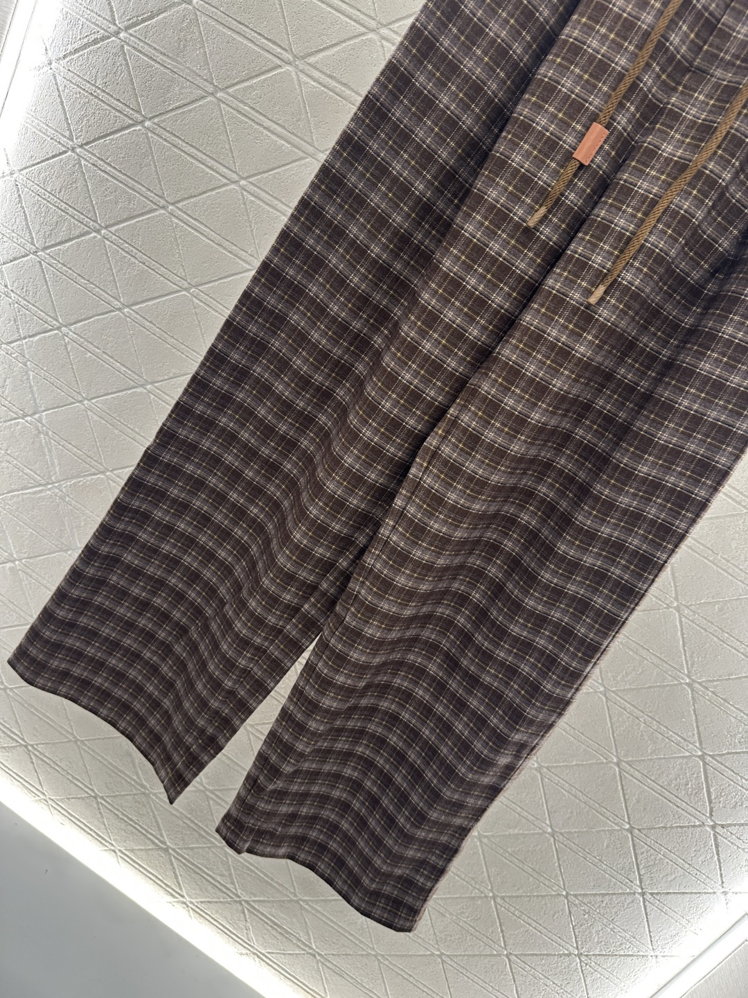 ♥Loew*♥2025新品上架
    格纹抽绳休闲阔腿长裤
定制YB斜纹全棉材质 面料柔挺舒适 垂顺有