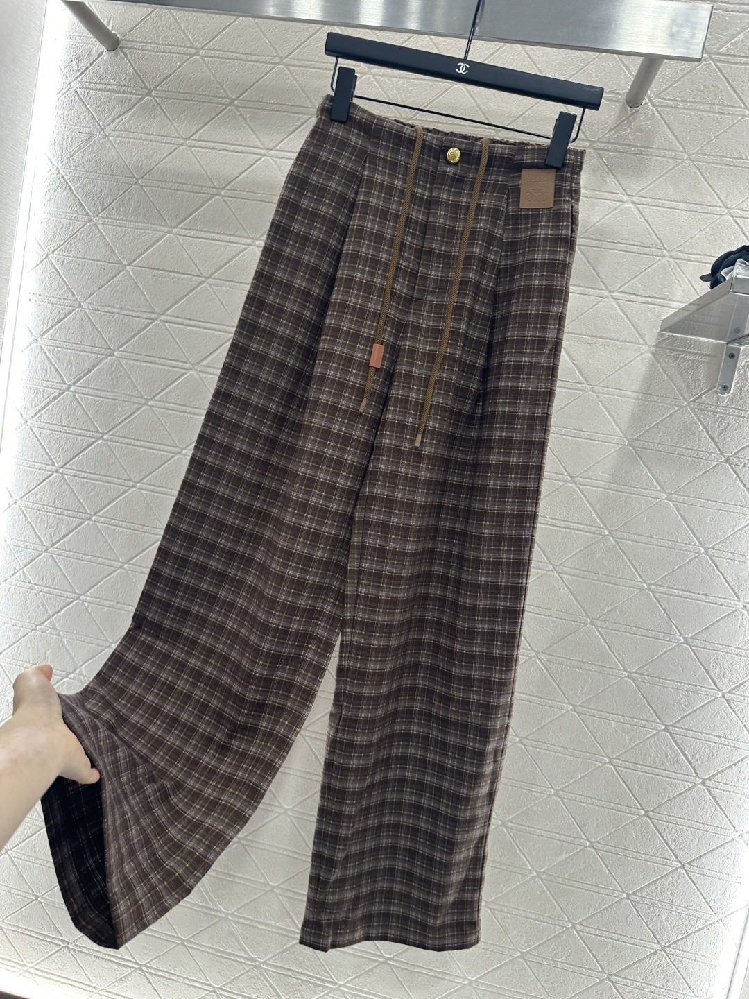 ♥Loew*♥2025新品上架
    格纹抽绳休闲阔腿长裤
定制YB斜纹全棉材质 面料柔挺舒适 垂顺有