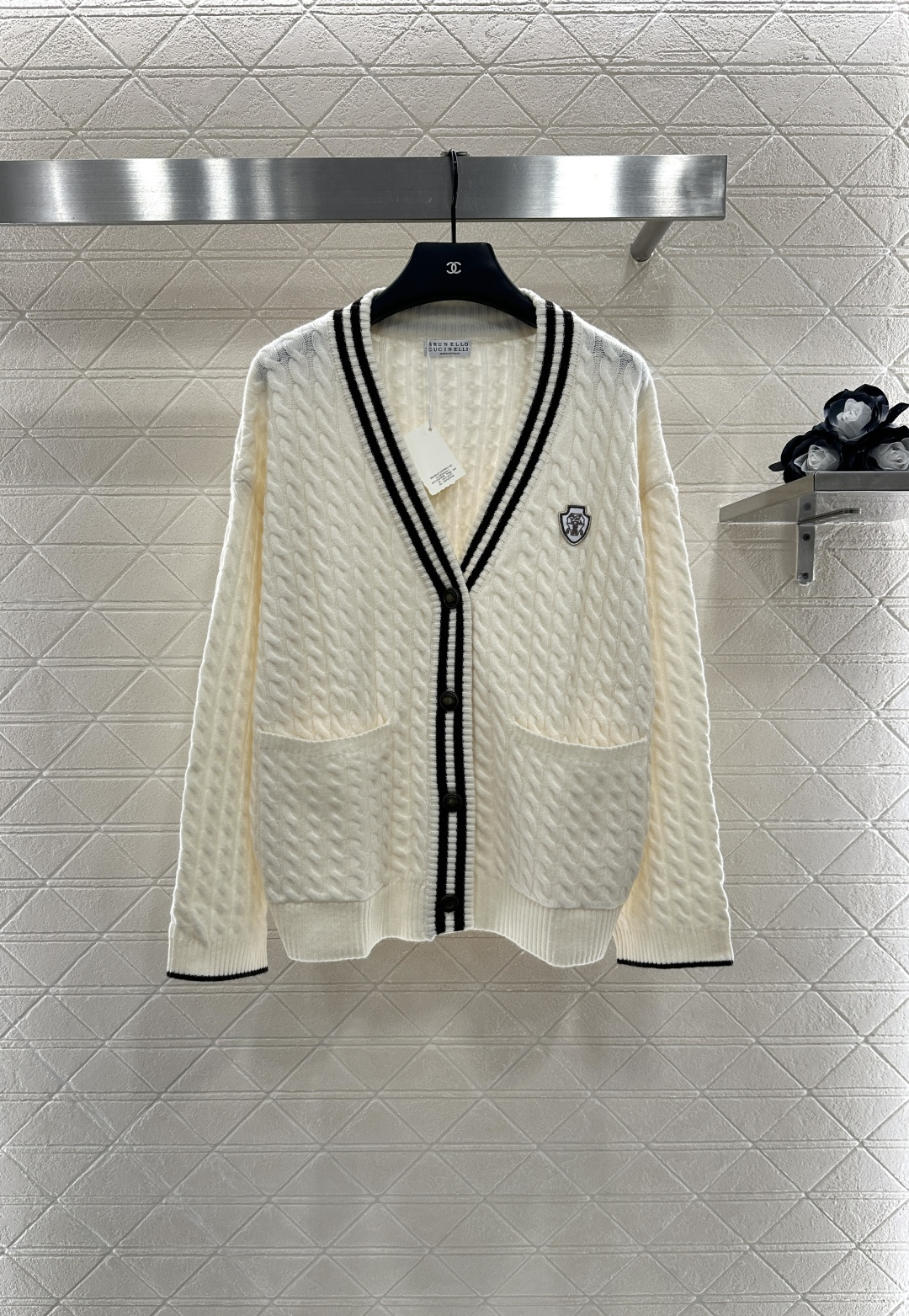 ♥BC*♥2025新品上架
    麻花条纹针织开衫
定制YB羊绒纱线织造 质感高级 舒适柔软 V领针织