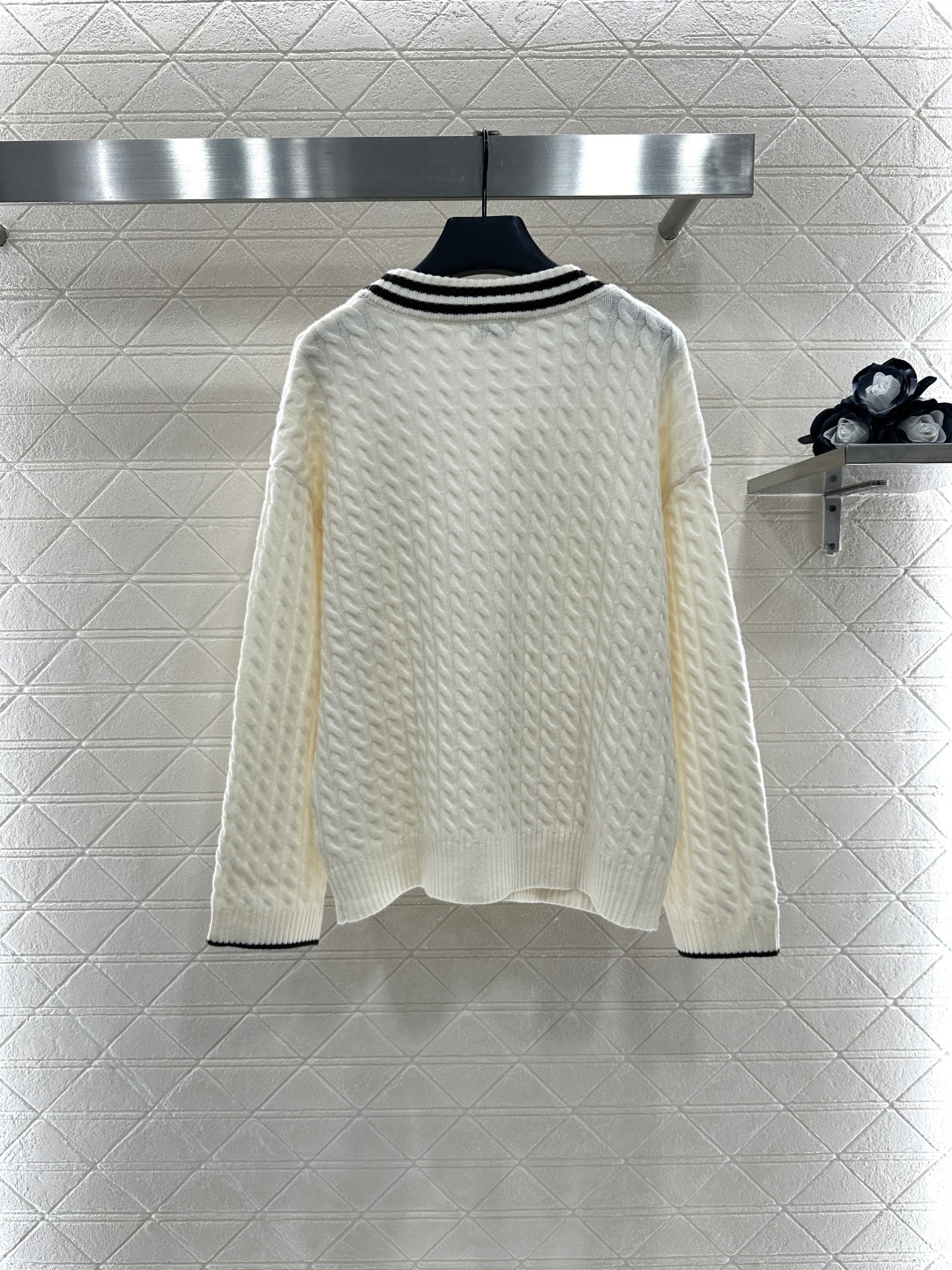 ♥BC*♥2025新品上架
    麻花条纹针织开衫
定制YB羊绒纱线织造 质感高级 舒适柔软 V领针织