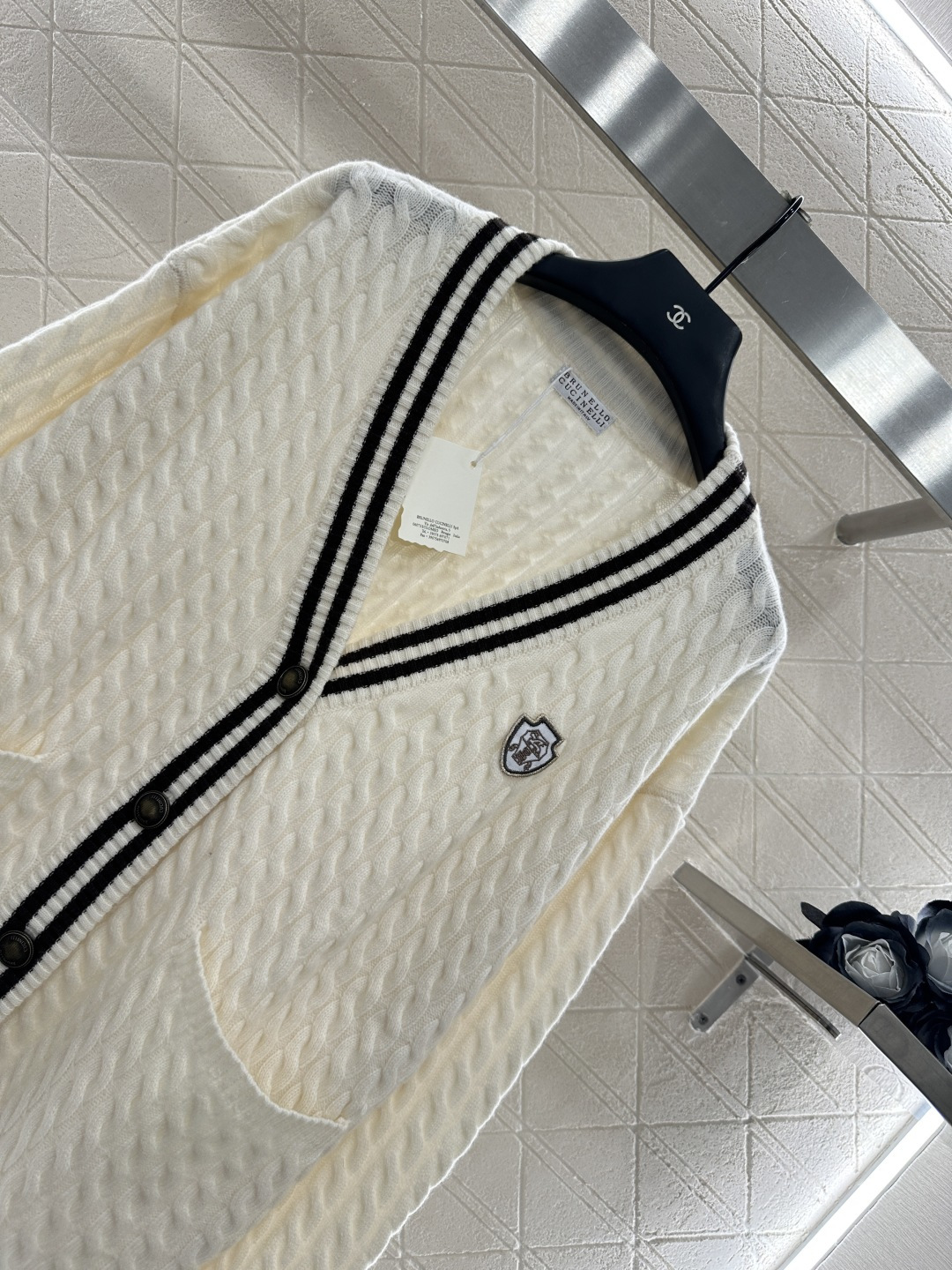 ♥BC*♥2025新品上架
    麻花条纹针织开衫
定制YB羊绒纱线织造 质感高级 舒适柔软 V领针织