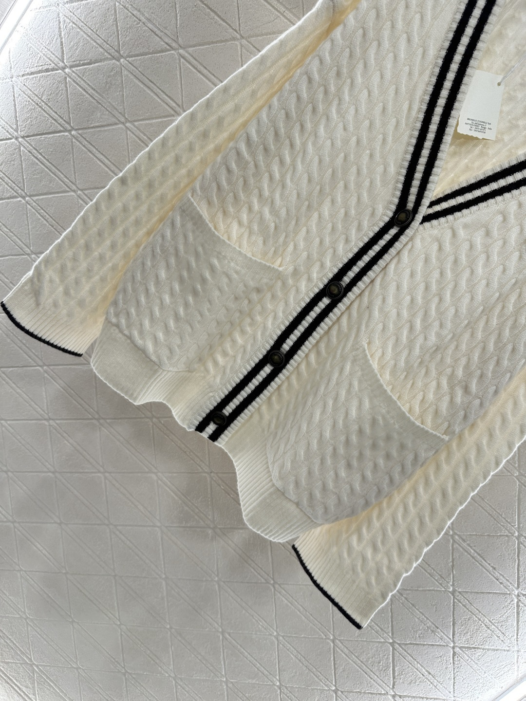 ♥BC*♥2025新品上架
    麻花条纹针织开衫
定制YB羊绒纱线织造 质感高级 舒适柔软 V领针织