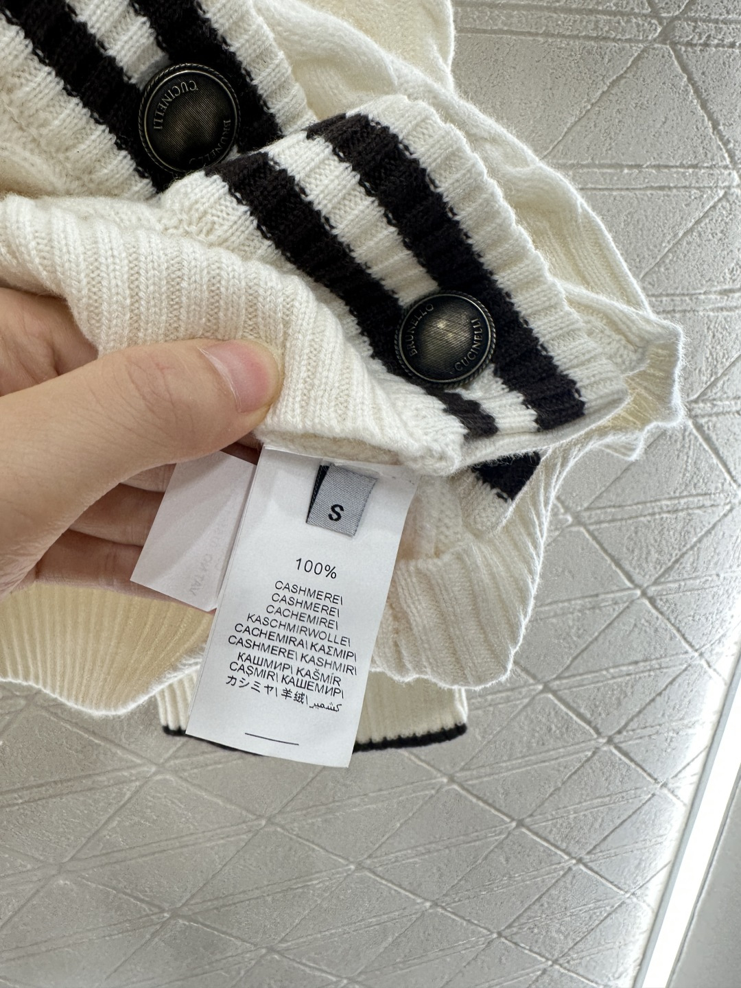 ♥BC*♥2025新品上架
    麻花条纹针织开衫
定制YB羊绒纱线织造 质感高级 舒适柔软 V领针织