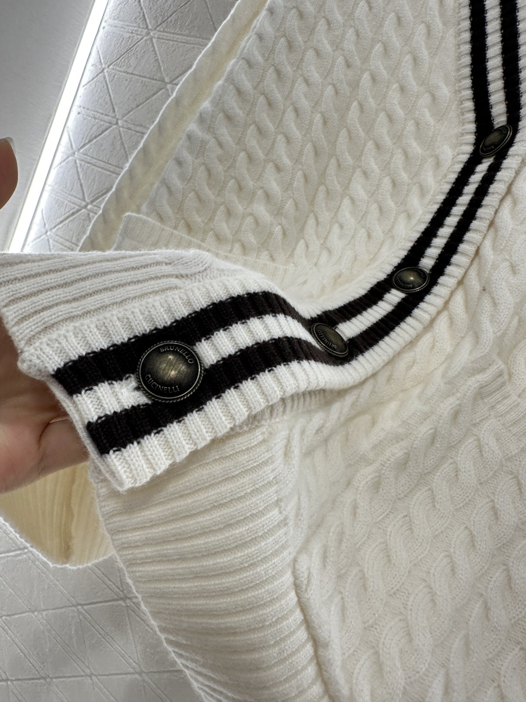 ♥BC*♥2025新品上架
    麻花条纹针织开衫
定制YB羊绒纱线织造 质感高级 舒适柔软 V领针织