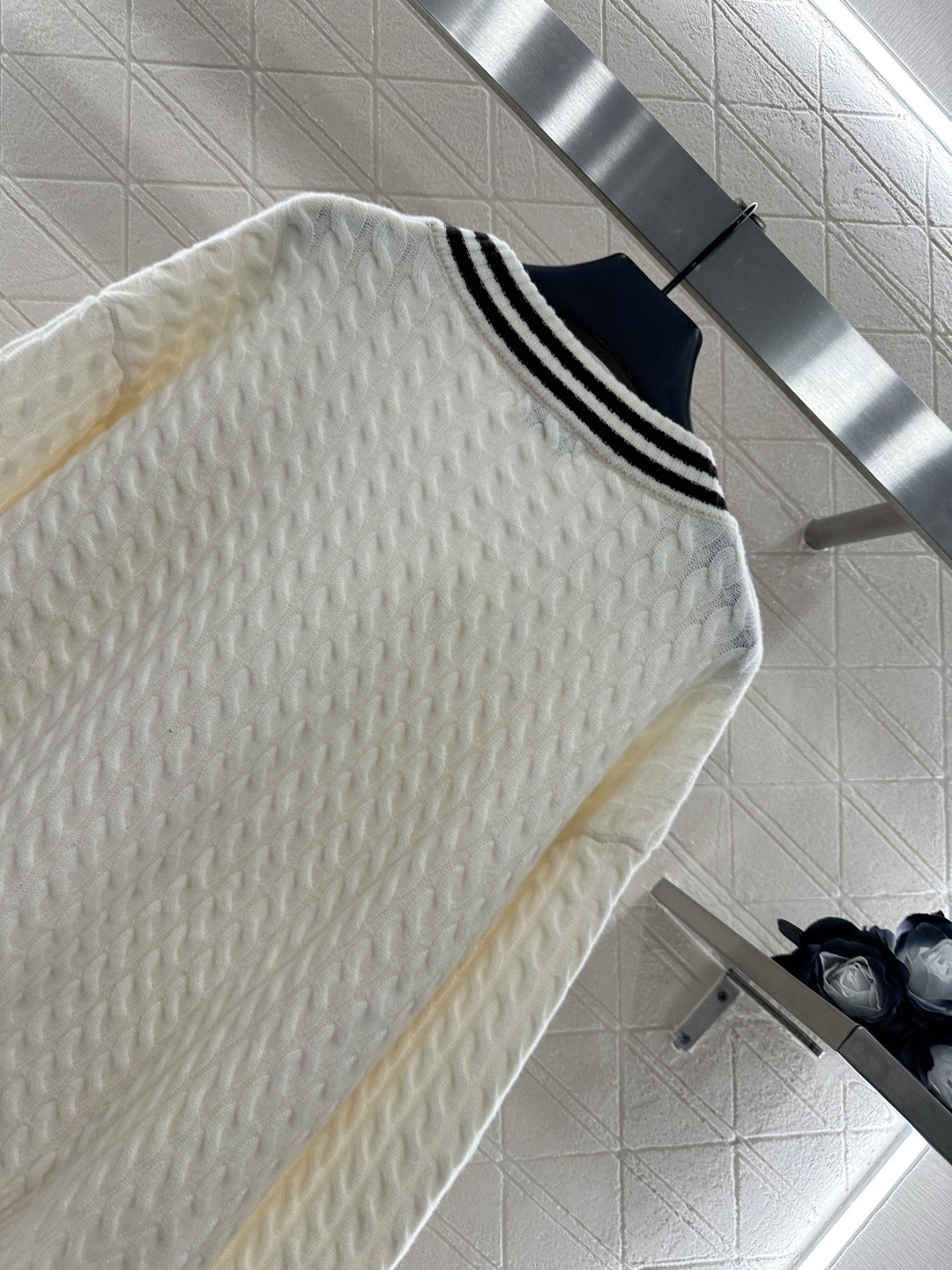 ♥BC*♥2025新品上架
    麻花条纹针织开衫
定制YB羊绒纱线织造 质感高级 舒适柔软 V领针织