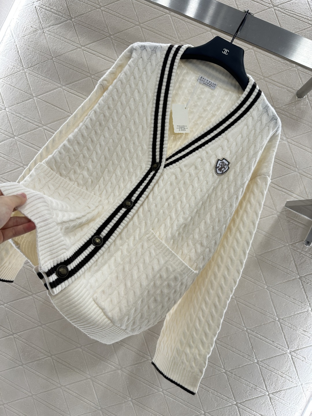 ♥BC*♥2025新品上架
    麻花条纹针织开衫
定制YB羊绒纱线织造 质感高级 舒适柔软 V领针织