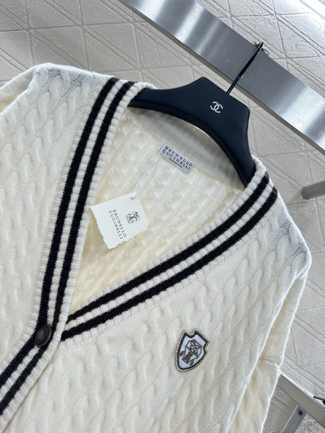 ♥BC*♥2025新品上架
    麻花条纹针织开衫
定制YB羊绒纱线织造 质感高级 舒适柔软 V领针织