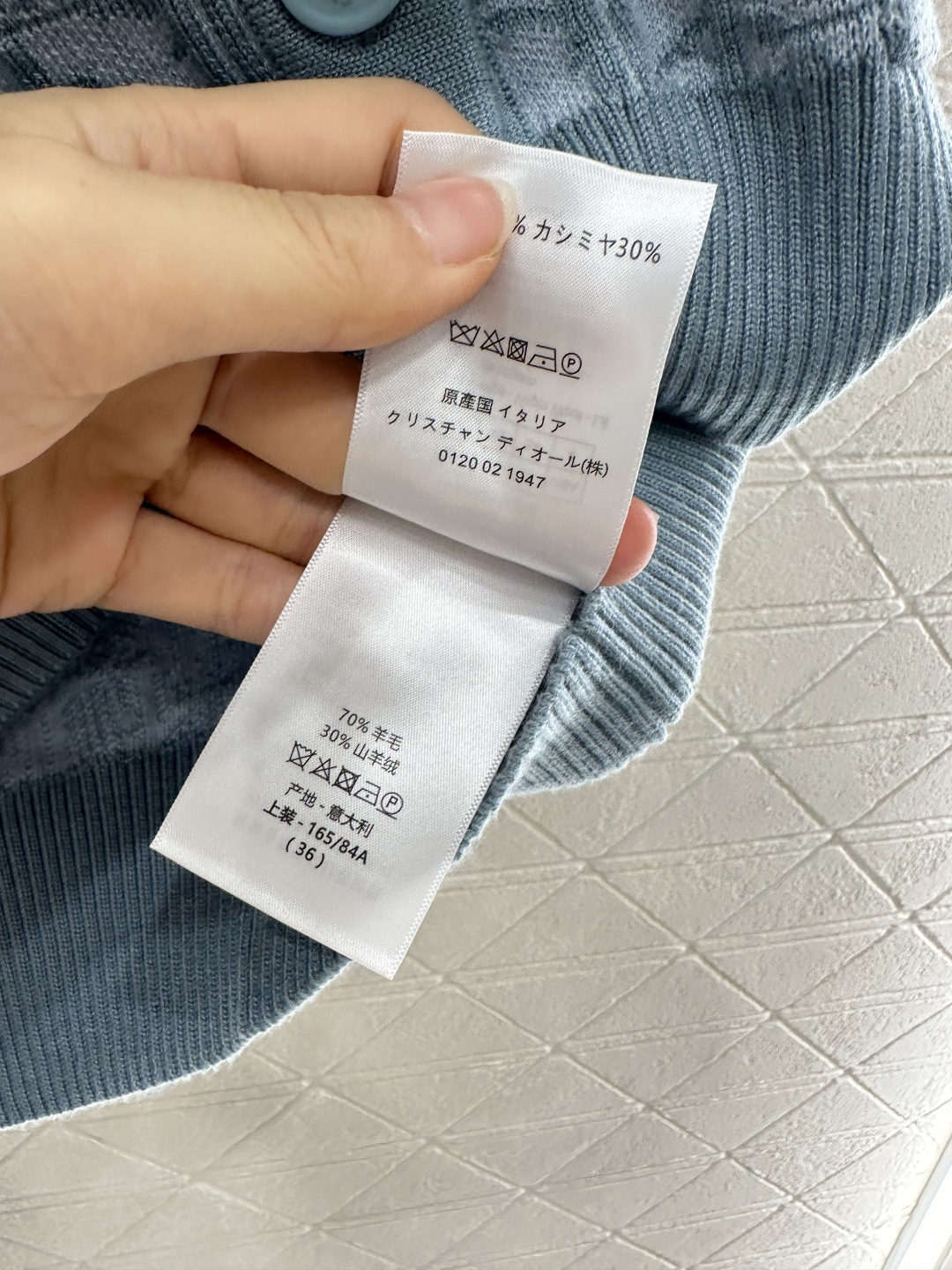 ♥Dio*♥2025新品上架
    V领提花针织开衫
定制YB进口羊绒羊毛针织材质 质感舒适 穿搭有型