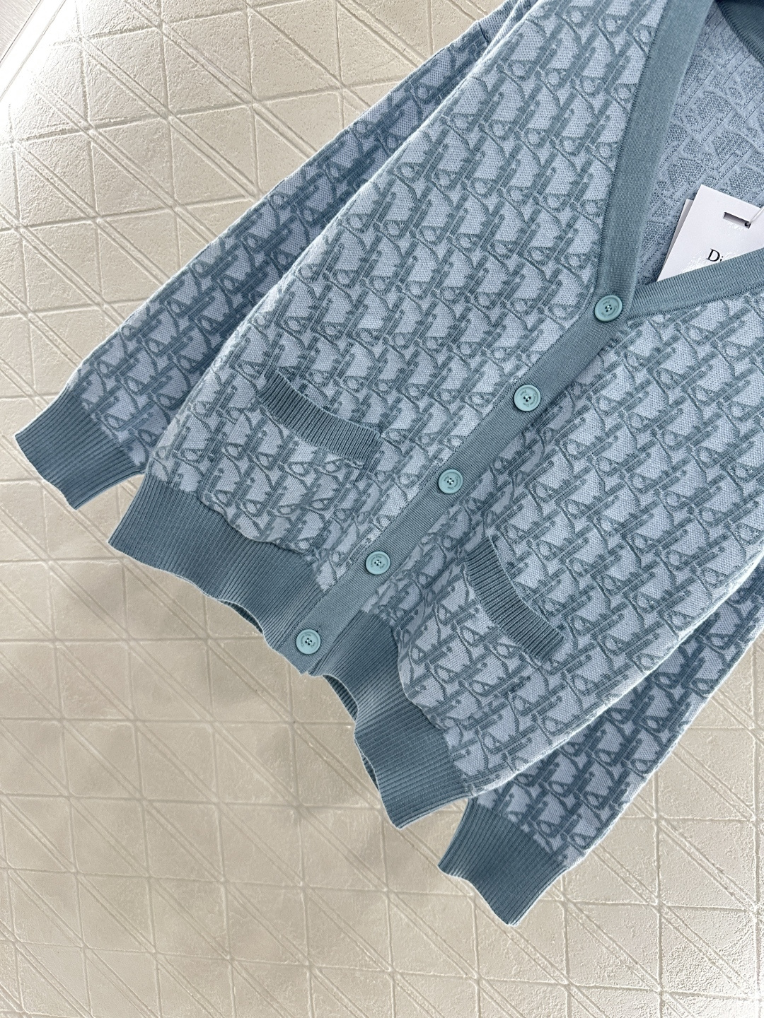 ♥Dio*♥2025新品上架
    V领提花针织开衫
定制YB进口羊绒羊毛针织材质 质感舒适 穿搭有型