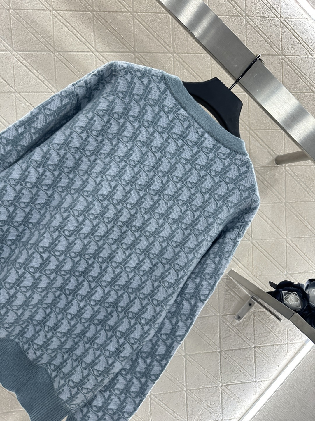 ♥Dio*♥2025新品上架
    V领提花针织开衫
定制YB进口羊绒羊毛针织材质 质感舒适 穿搭有型