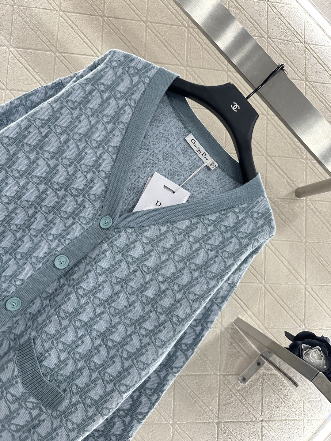 ♥Dio*♥2025新品上架
    V领提花针织开衫
定制YB进口羊绒羊毛针织材质 质感舒适 穿搭有型