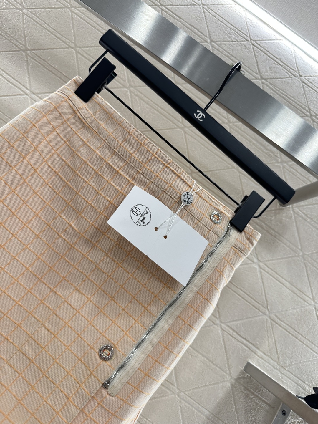 ♥Herme*♥2025新品上架
   定位格纹翻领牛仔半裙
定制YB斜纹棉牛仔材质 质感高级 穿搭有型