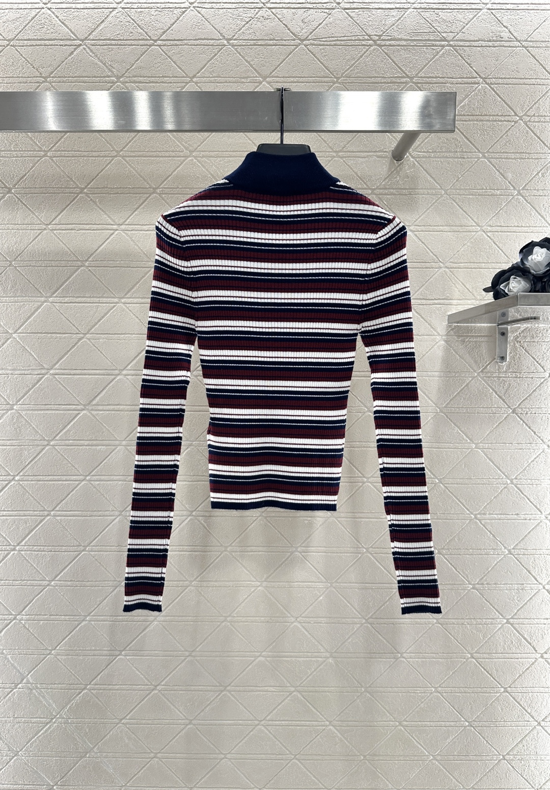 ♥Celin*♥2025新品上架
    高领条纹钩花针织上衣
定制YB羊毛针织材质 柔软细腻 质感舒适