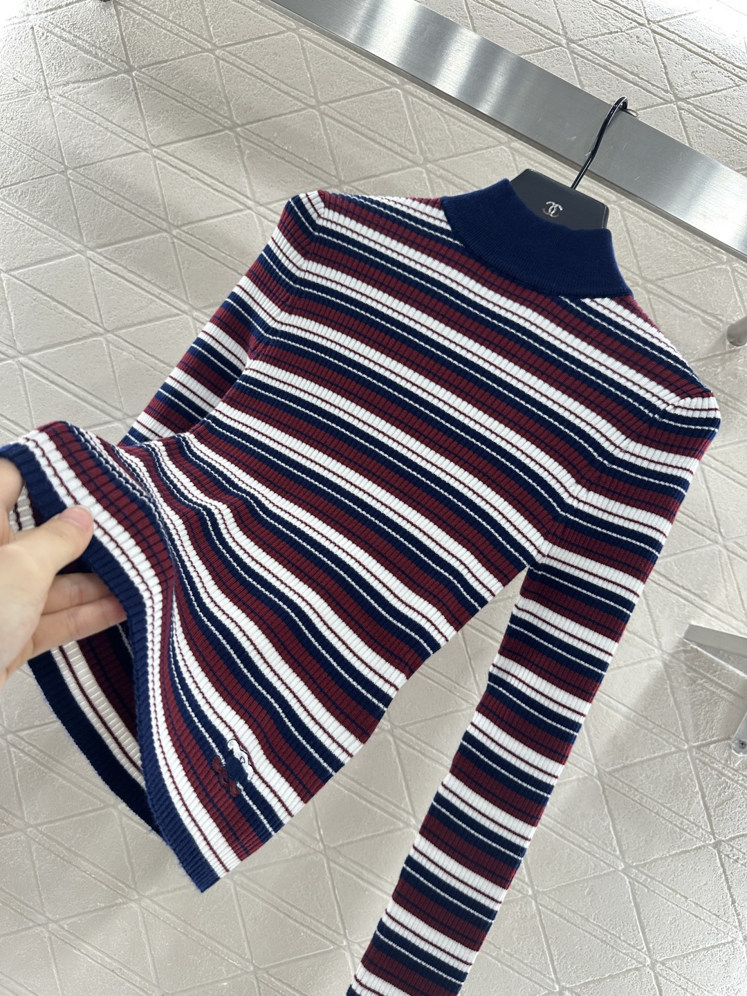 ♥Celin*♥2025新品上架
    高领条纹钩花针织上衣
定制YB羊毛针织材质 柔软细腻 质感舒适