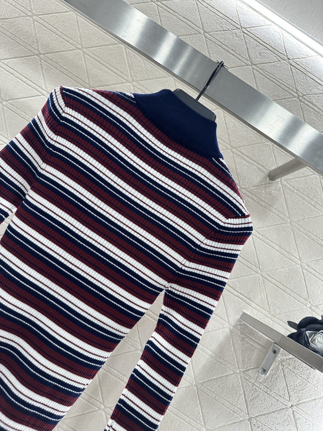 ♥Celin*♥2025新品上架
    高领条纹钩花针织上衣
定制YB羊毛针织材质 柔软细腻 质感舒适