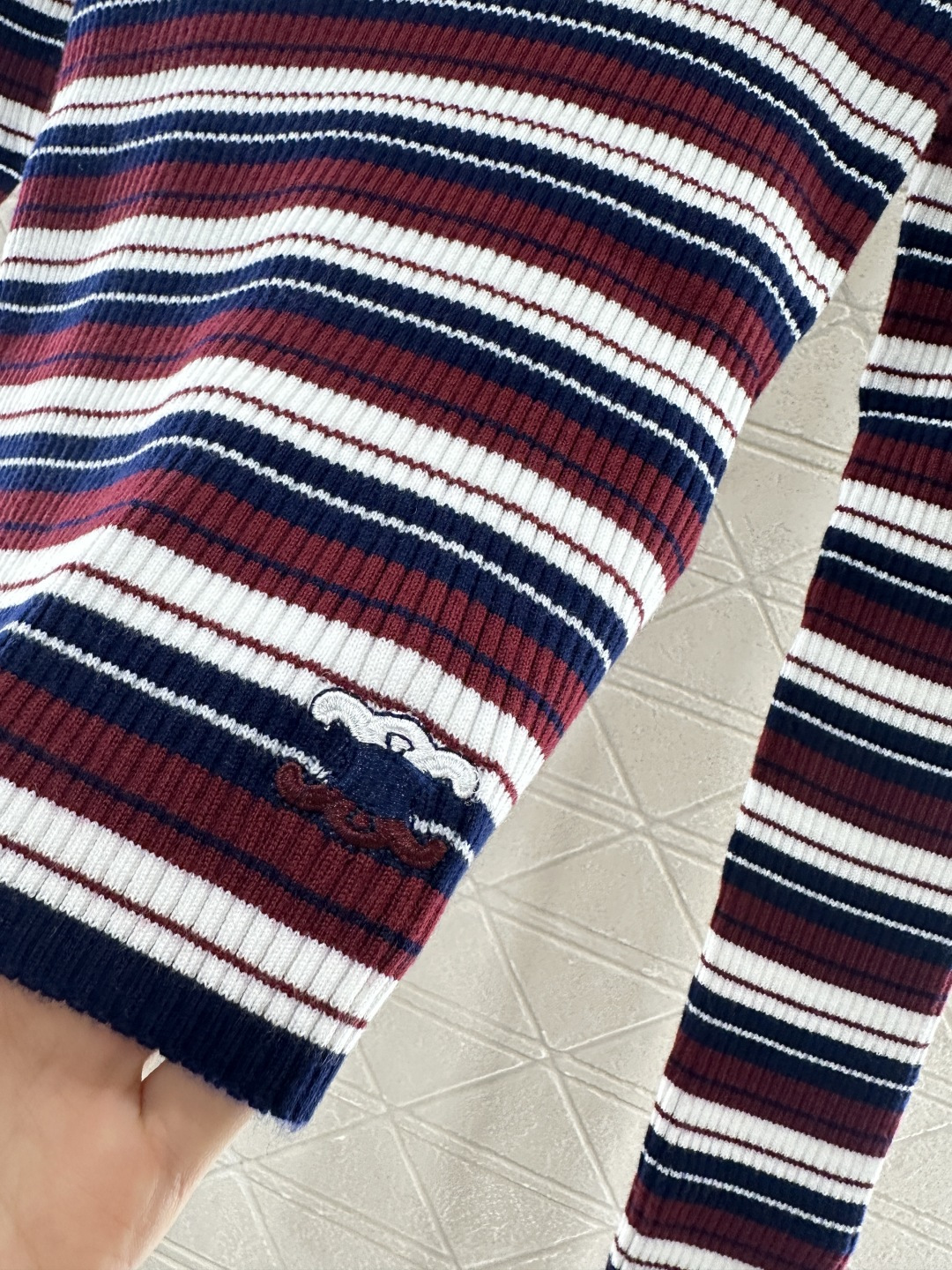 ♥Celin*♥2025新品上架
    高领条纹钩花针织上衣
定制YB羊毛针织材质 柔软细腻 质感舒适