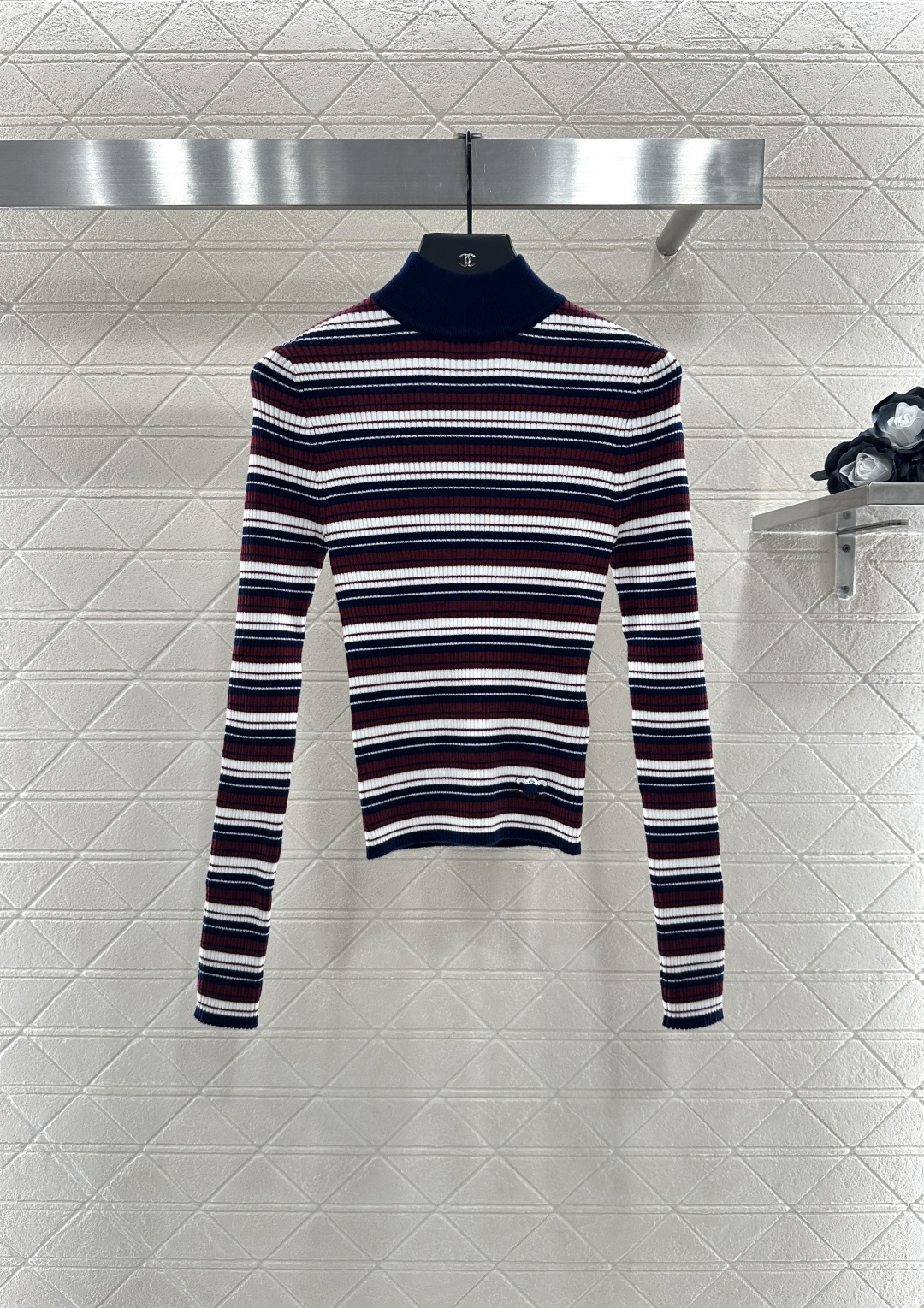 ♥Celin*♥2025新品上架
    高领条纹钩花针织上衣
定制YB羊毛针织材质 柔软细腻 质感舒适