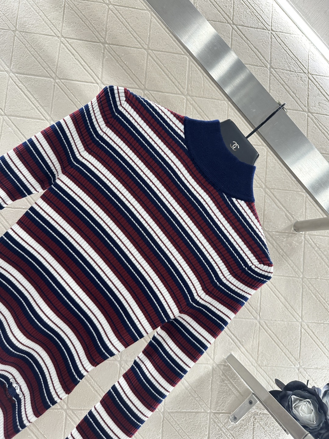 ♥Celin*♥2025新品上架
    高领条纹钩花针织上衣
定制YB羊毛针织材质 柔软细腻 质感舒适