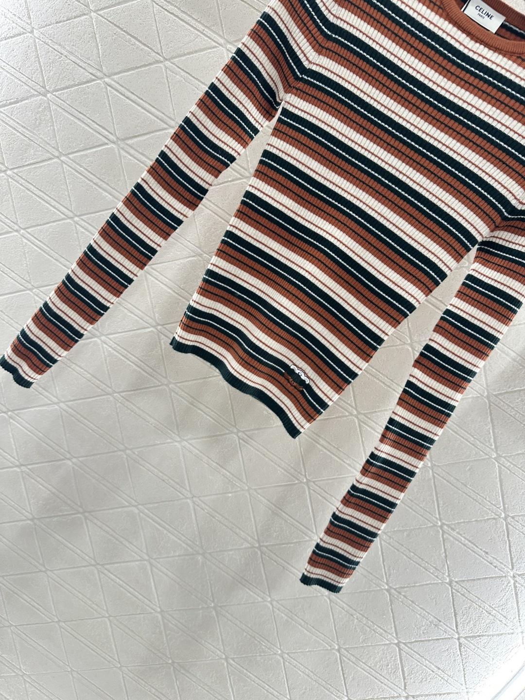 ♥Celin*♥2025新品上架
   圆领针织条纹钩花上衣
定制YB羊毛针织材质 柔软细腻 质感舒适 