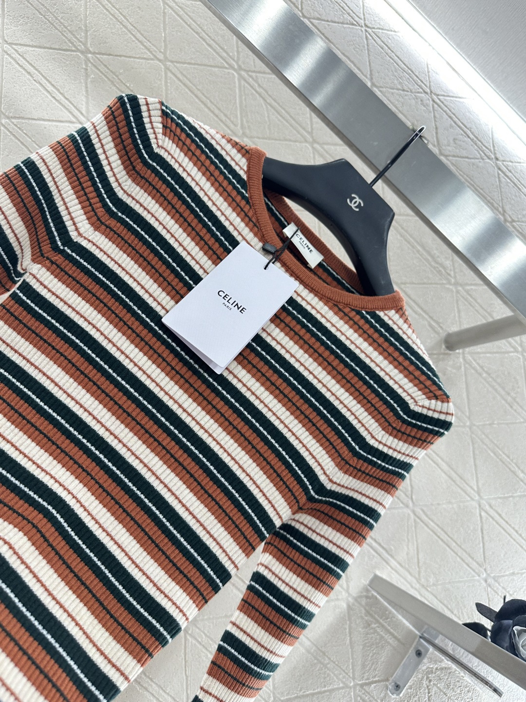 ♥Celin*♥2025新品上架
   圆领针织条纹钩花上衣
定制YB羊毛针织材质 柔软细腻 质感舒适 