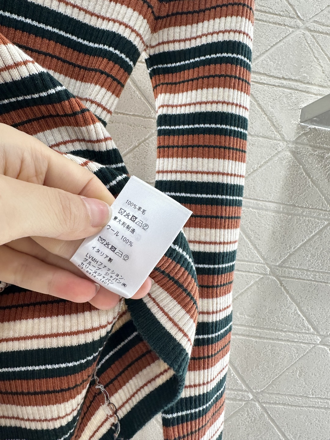 ♥Celin*♥2025新品上架
   圆领针织条纹钩花上衣
定制YB羊毛针织材质 柔软细腻 质感舒适 