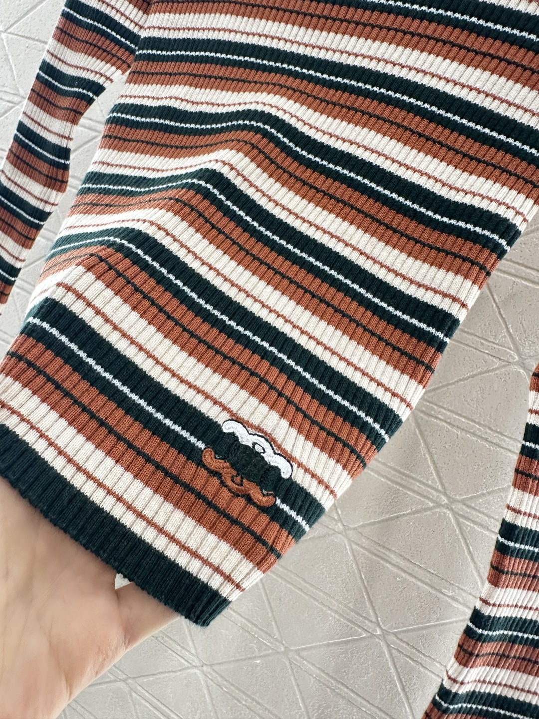 ♥Celin*♥2025新品上架
   圆领针织条纹钩花上衣
定制YB羊毛针织材质 柔软细腻 质感舒适 