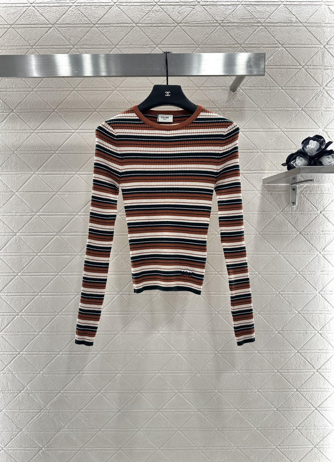 ♥Celin*♥2025新品上架
   圆领针织条纹钩花上衣
定制YB羊毛针织材质 柔软细腻 质感舒适 