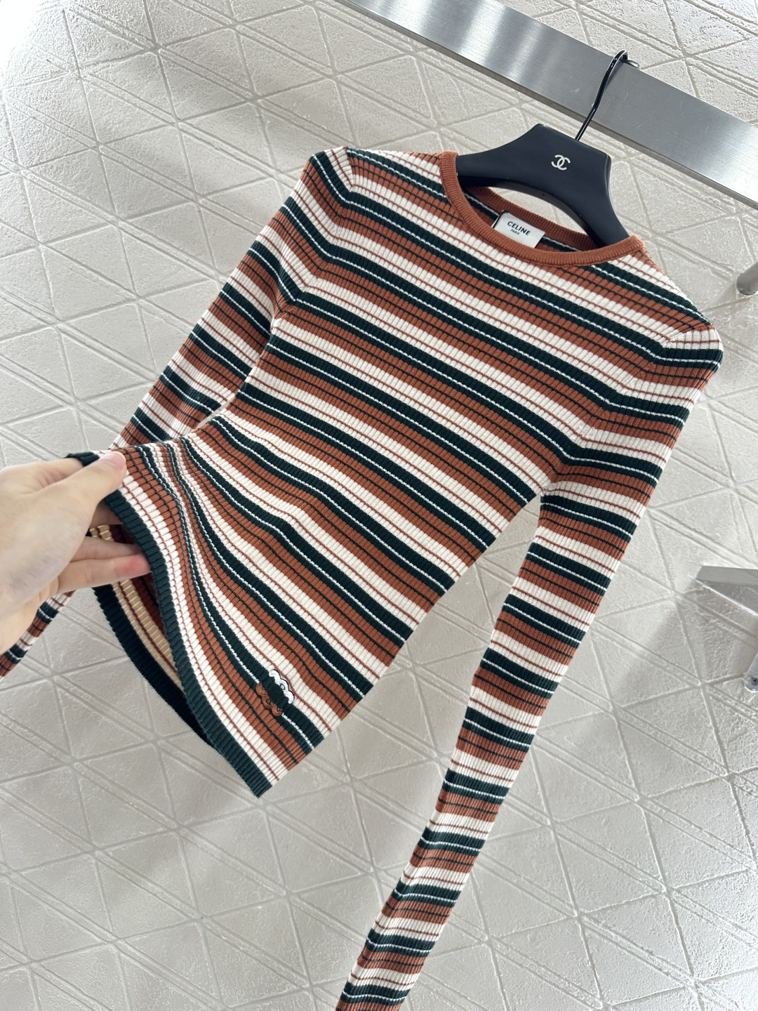 ♥Celin*♥2025新品上架
   圆领针织条纹钩花上衣
定制YB羊毛针织材质 柔软细腻 质感舒适 