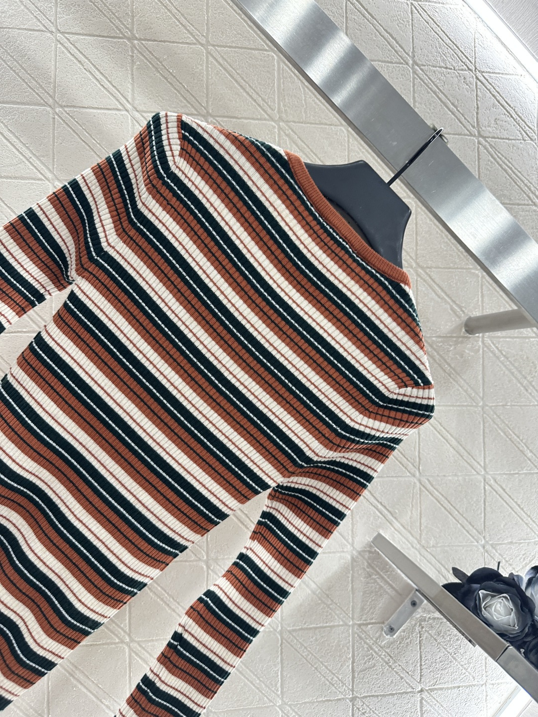 ♥Celin*♥2025新品上架
   圆领针织条纹钩花上衣
定制YB羊毛针织材质 柔软细腻 质感舒适 