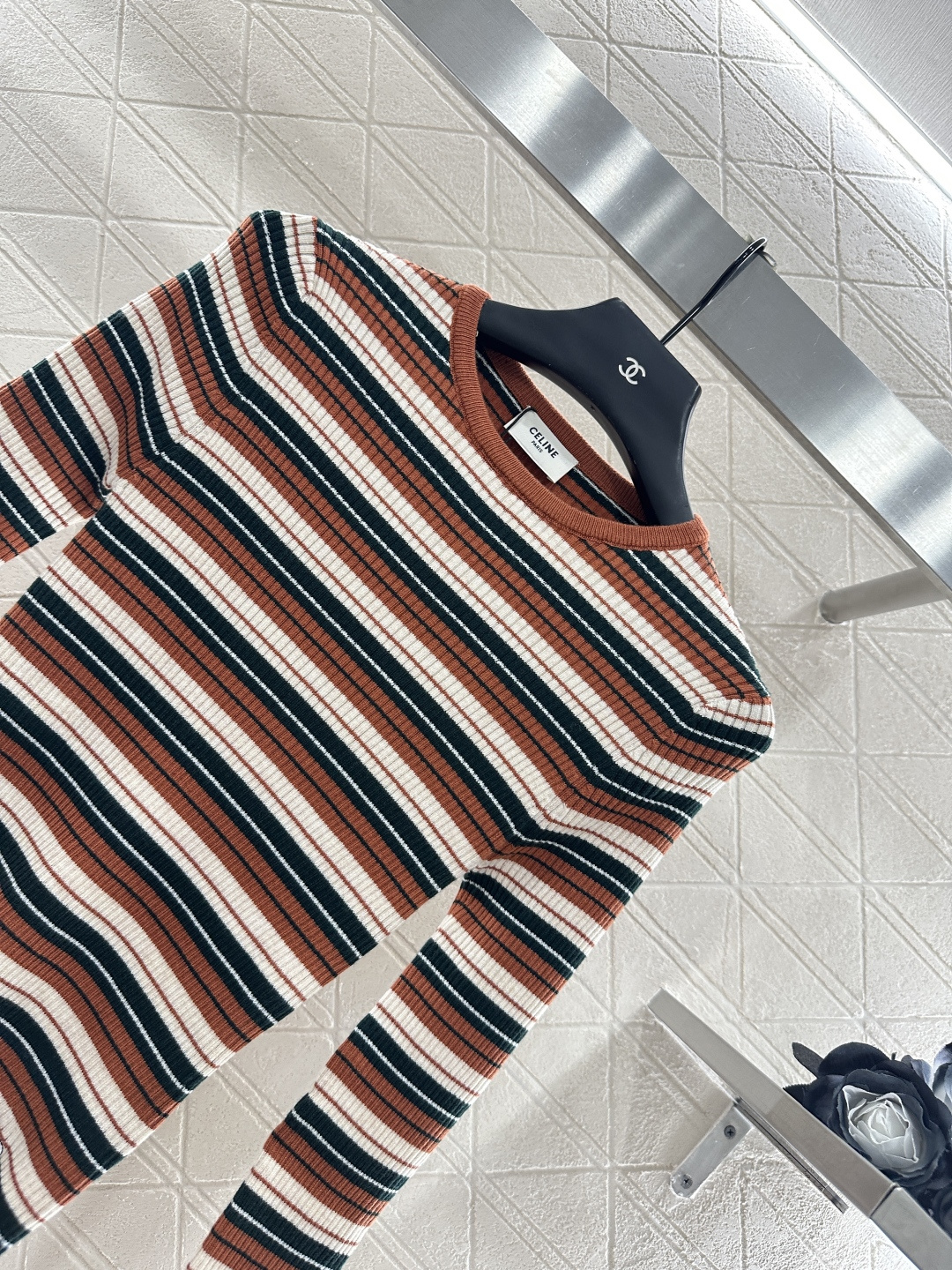 ♥Celin*♥2025新品上架
   圆领针织条纹钩花上衣
定制YB羊毛针织材质 柔软细腻 质感舒适 