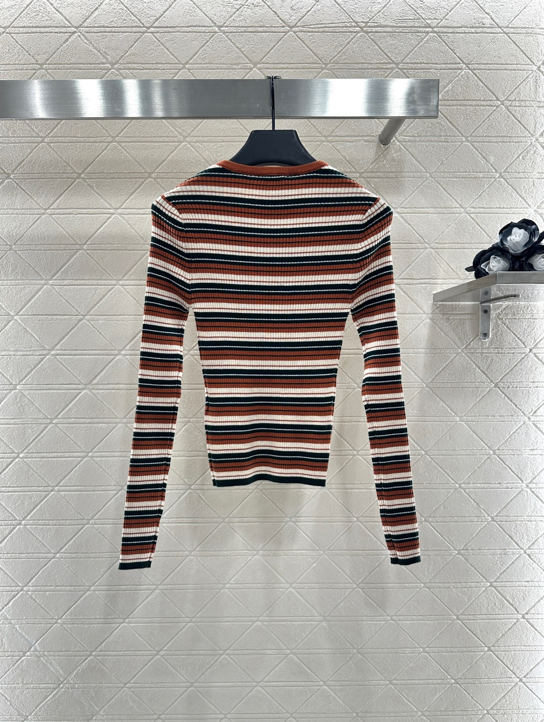 ♥Celin*♥2025新品上架
   圆领针织条纹钩花上衣
定制YB羊毛针织材质 柔软细腻 质感舒适 