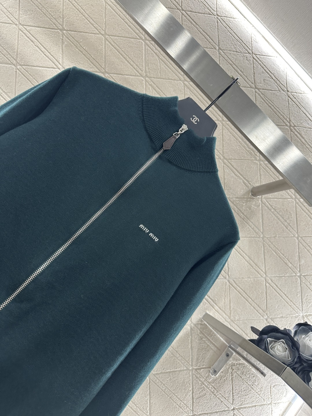 ♥Miumi*♥2025新品上架
       棒球针织外套
定制YB羊毛纱线织造 质感高级 品相十足 