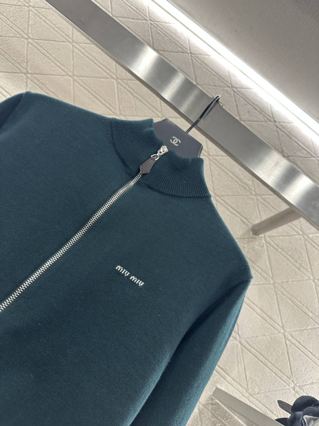 ♥Miumi*♥2025新品上架
       棒球针织外套
定制YB羊毛纱线织造 质感高级 品相十足 