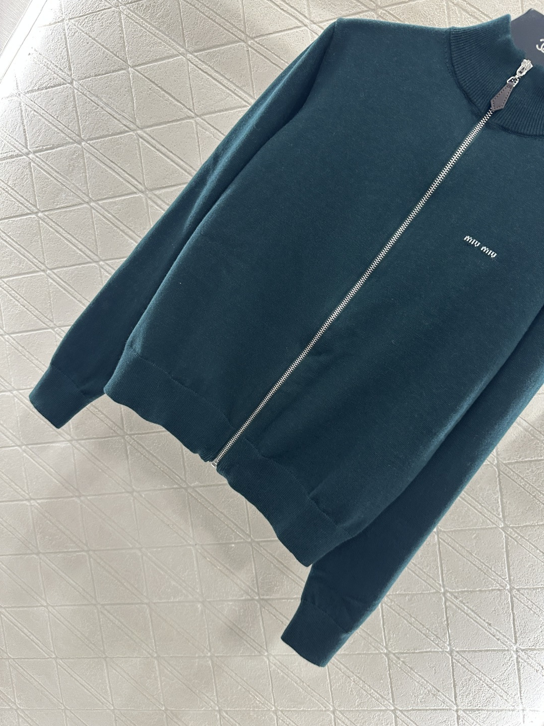 ♥Miumi*♥2025新品上架
       棒球针织外套
定制YB羊毛纱线织造 质感高级 品相十足 