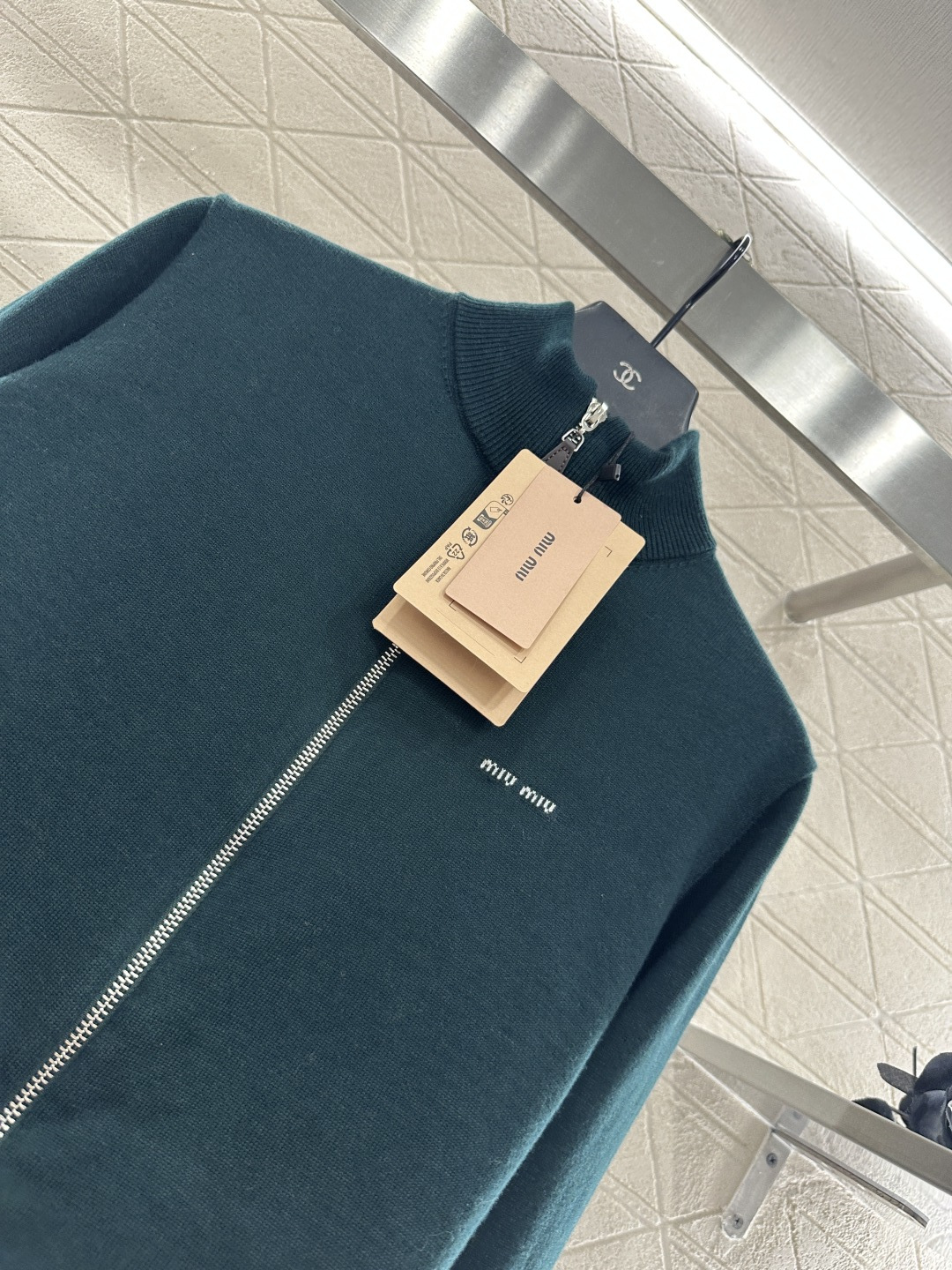 ♥Miumi*♥2025新品上架
       棒球针织外套
定制YB羊毛纱线织造 质感高级 品相十足 