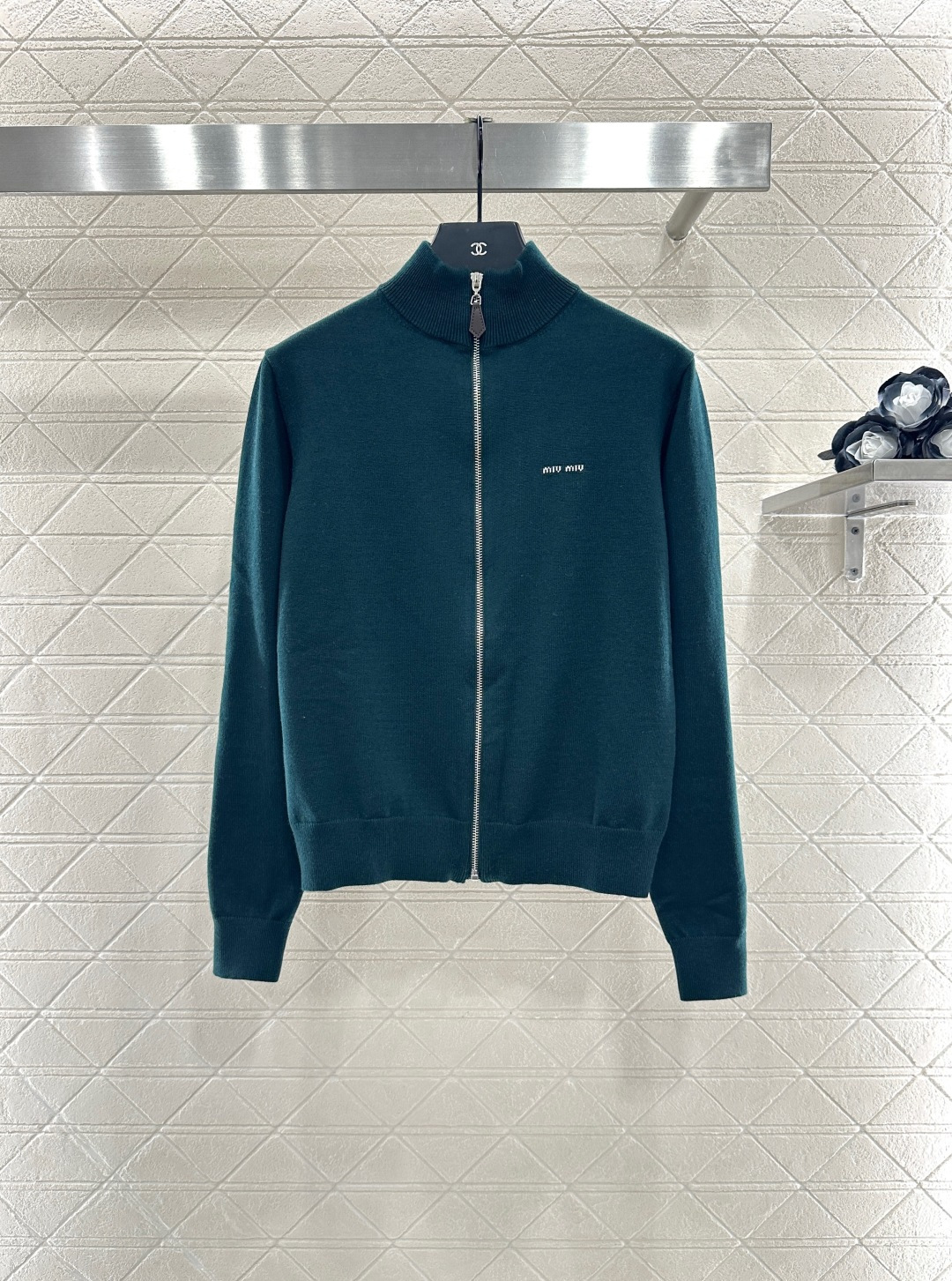 ♥Miumi*♥2025新品上架
       棒球针织外套
定制YB羊毛纱线织造 质感高级 品相十足 