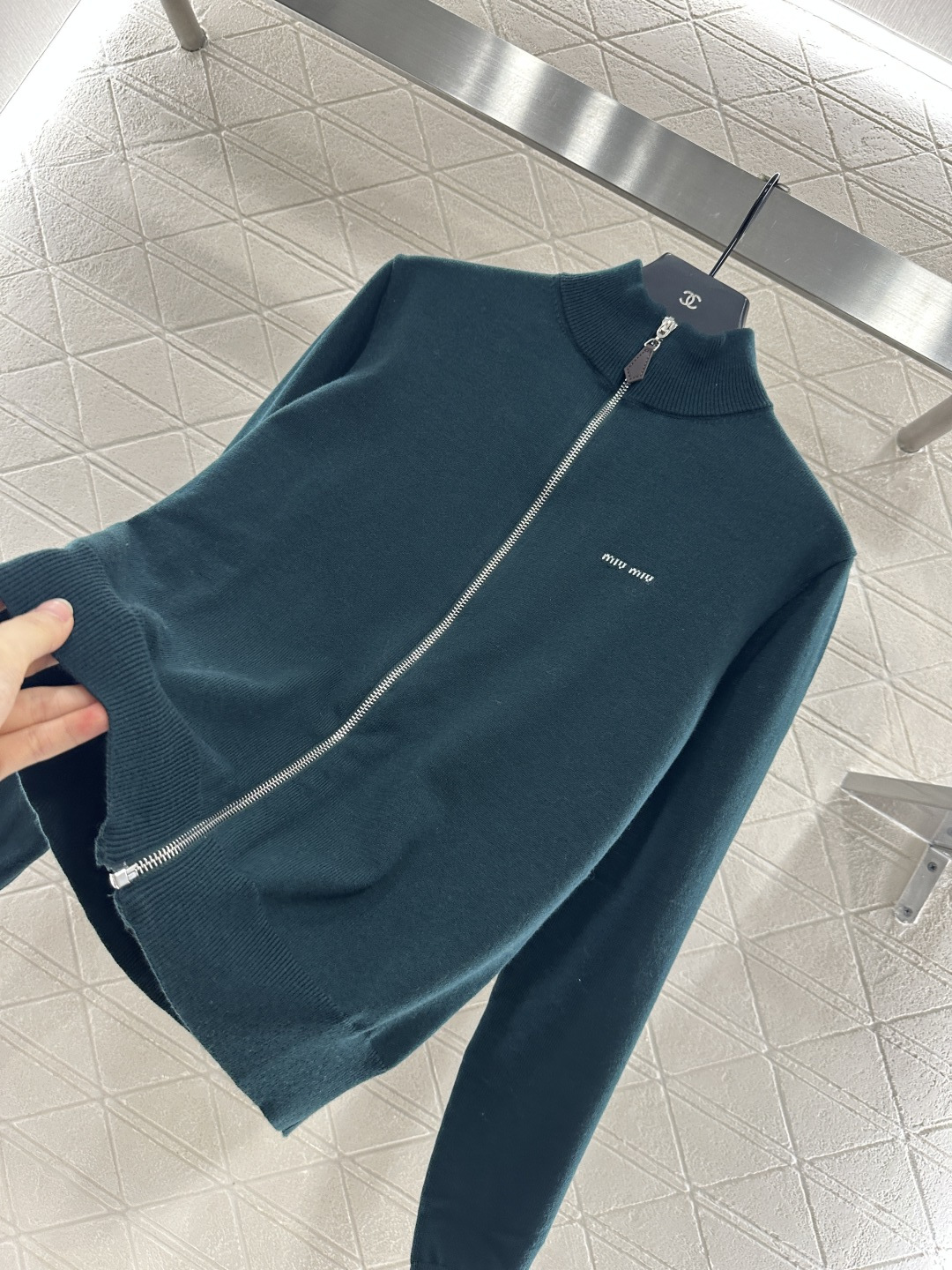 ♥Miumi*♥2025新品上架
       棒球针织外套
定制YB羊毛纱线织造 质感高级 品相十足 