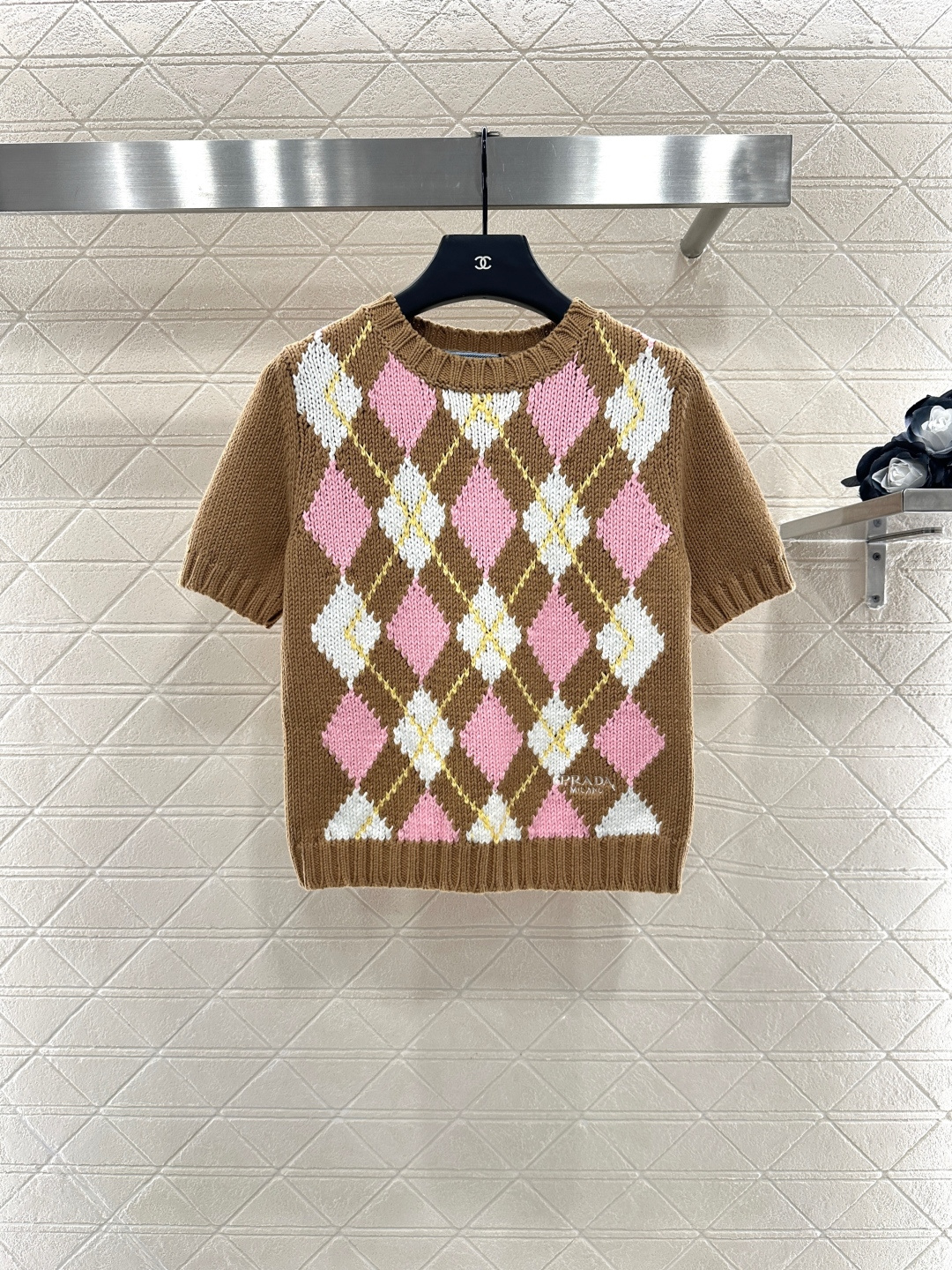 ♥Prad*♥2025新品上架
     菱格针织短袖
定制YB羊毛纱线织造 密度细针织造 清晰毛感肌理