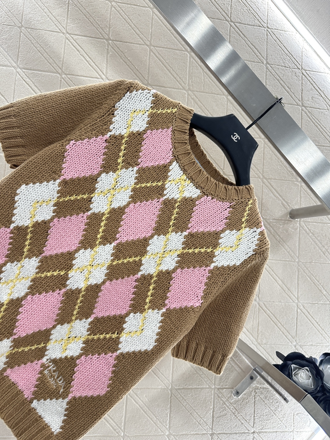 ♥Prad*♥2025新品上架
     菱格针织短袖
定制YB羊毛纱线织造 密度细针织造 清晰毛感肌理