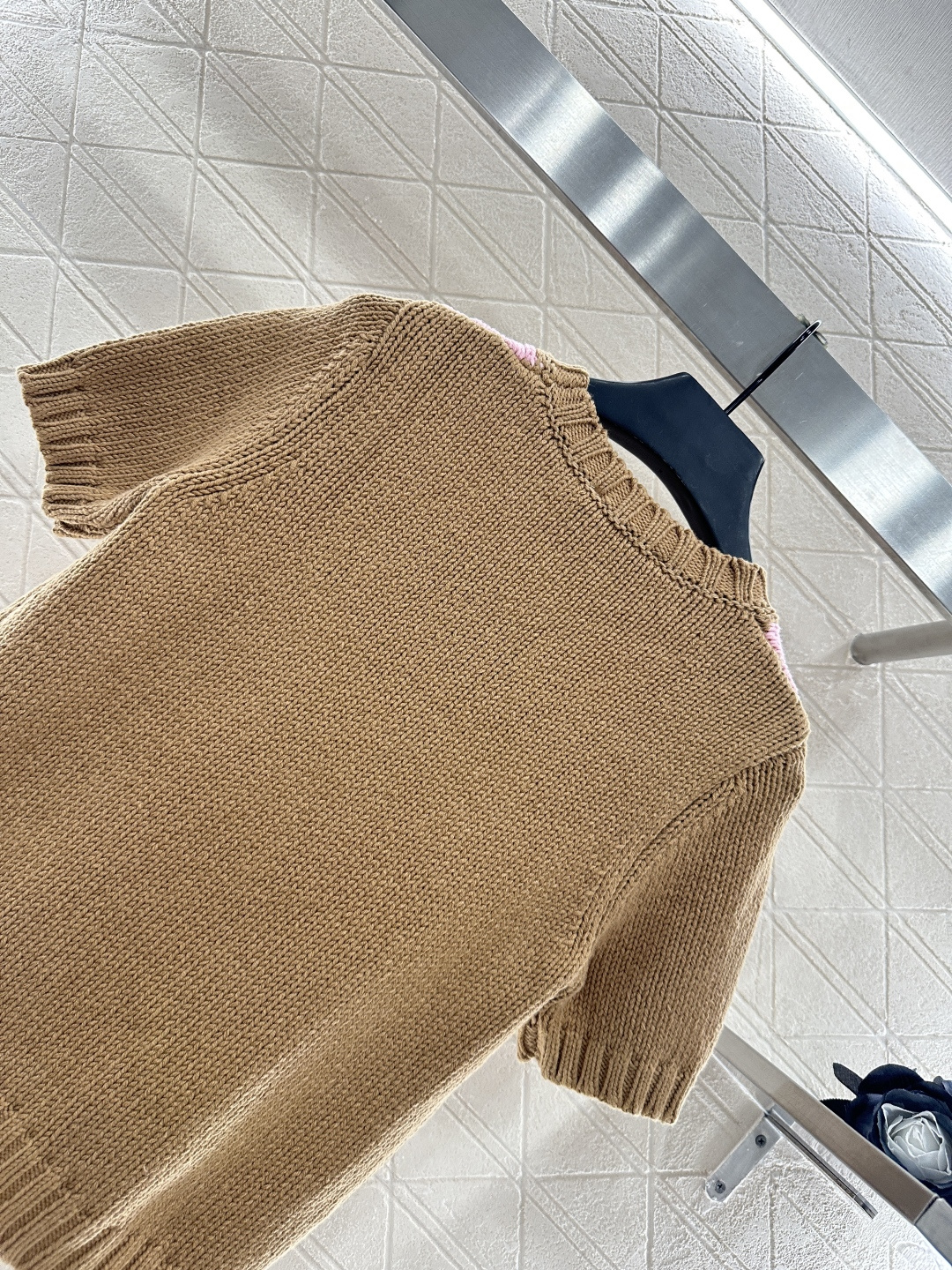 ♥Prad*♥2025新品上架
     菱格针织短袖
定制YB羊毛纱线织造 密度细针织造 清晰毛感肌理