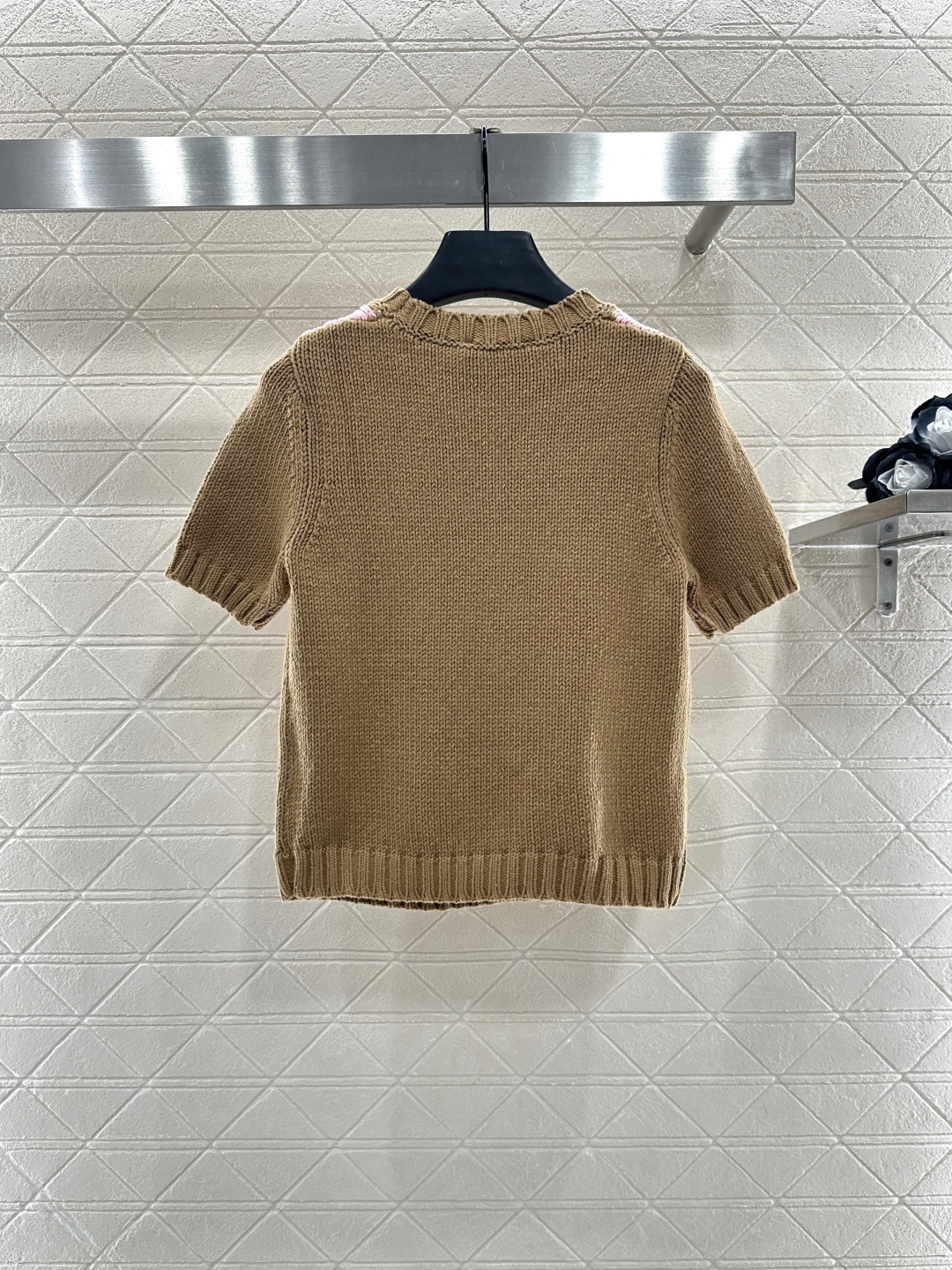 ♥Prad*♥2025新品上架
     菱格针织短袖
定制YB羊毛纱线织造 密度细针织造 清晰毛感肌理