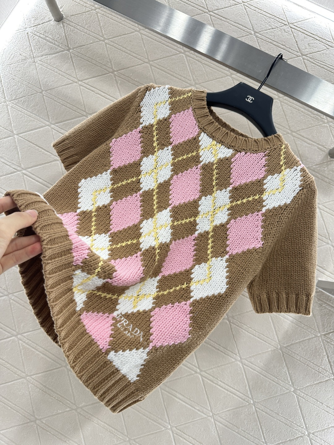 ♥Prad*♥2025新品上架
     菱格针织短袖
定制YB羊毛纱线织造 密度细针织造 清晰毛感肌理