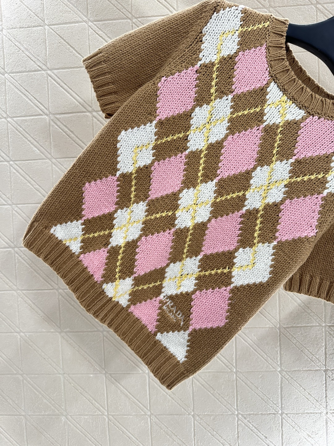 ♥Prad*♥2025新品上架
     菱格针织短袖
定制YB羊毛纱线织造 密度细针织造 清晰毛感肌理