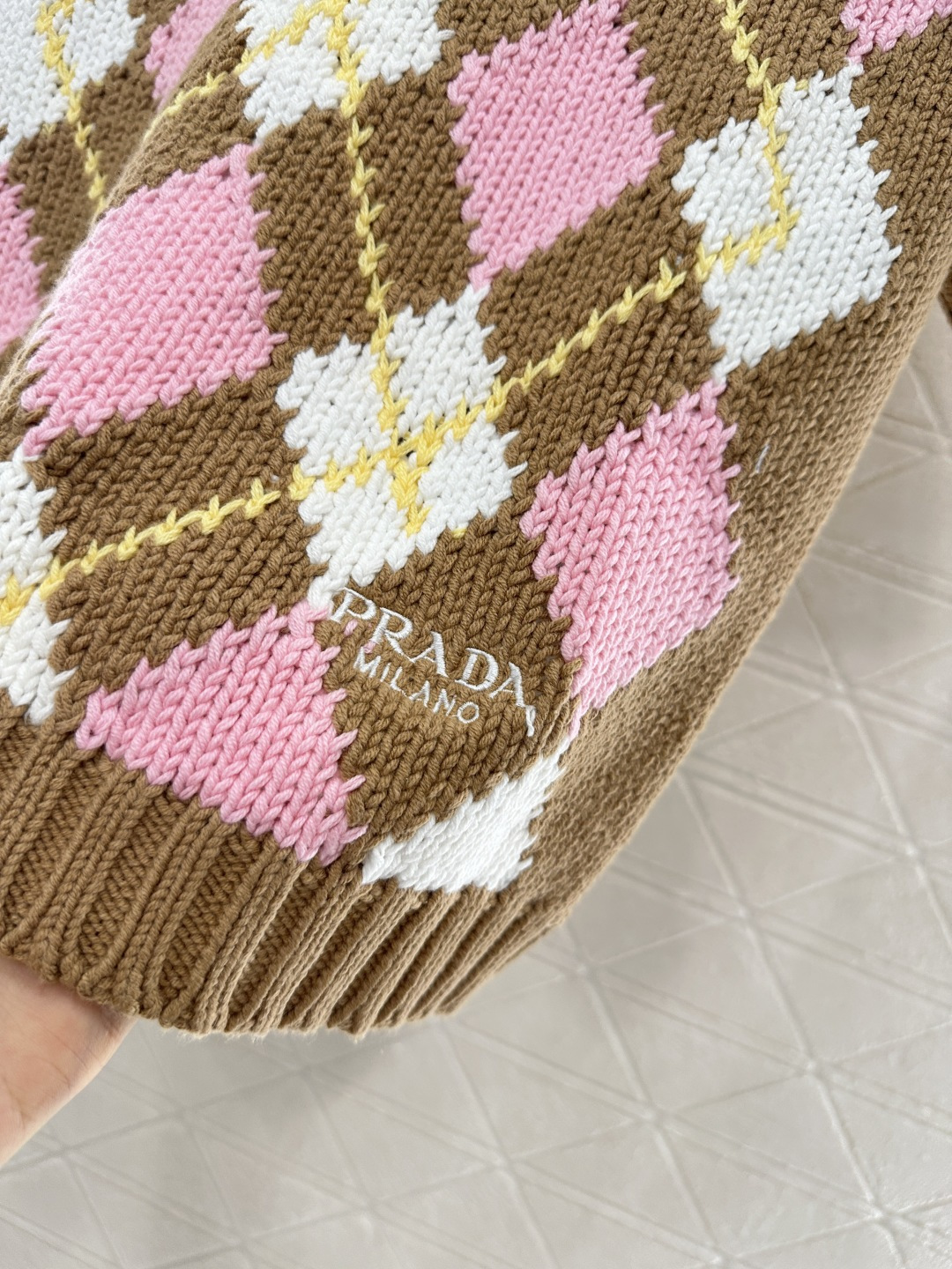 ♥Prad*♥2025新品上架
     菱格针织短袖
定制YB羊毛纱线织造 密度细针织造 清晰毛感肌理