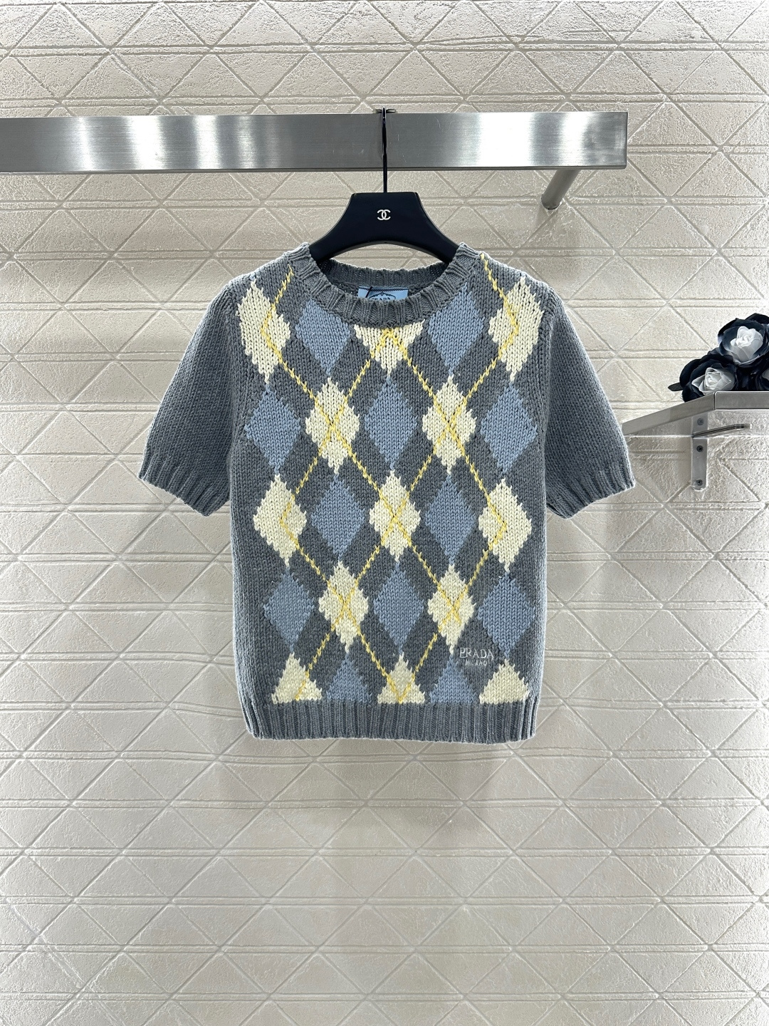 ♥Prad*♥2025新品上架
     菱格针织短袖
定制YB羊毛纱线织造 密度细针织造 清晰毛感肌理