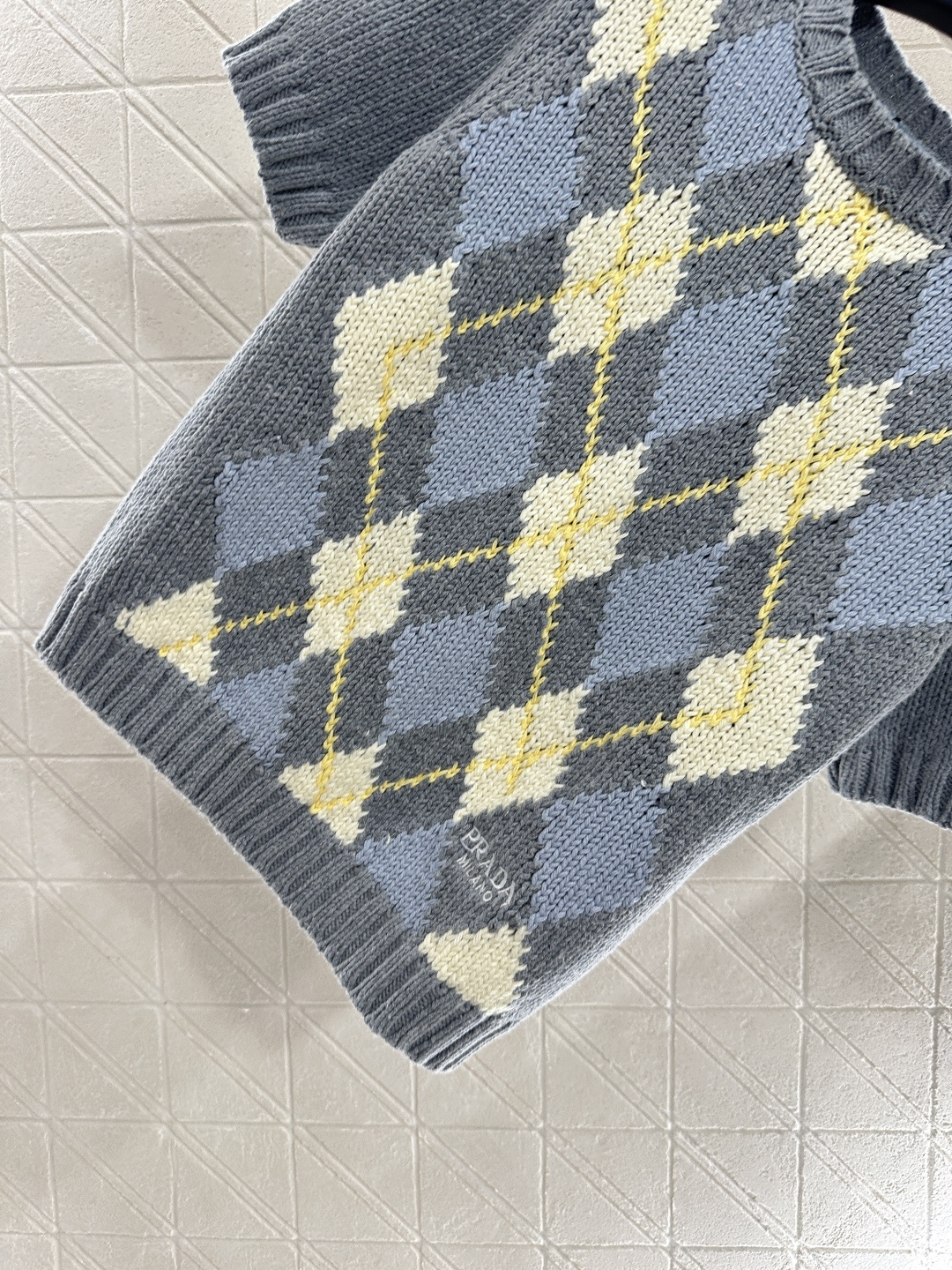 ♥Prad*♥2025新品上架
     菱格针织短袖
定制YB羊毛纱线织造 密度细针织造 清晰毛感肌理