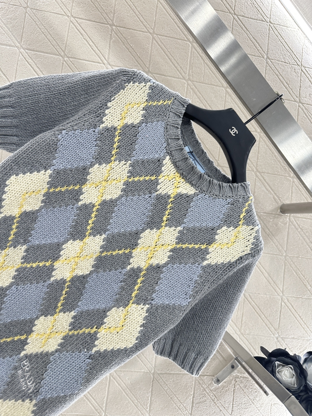 ♥Prad*♥2025新品上架
     菱格针织短袖
定制YB羊毛纱线织造 密度细针织造 清晰毛感肌理