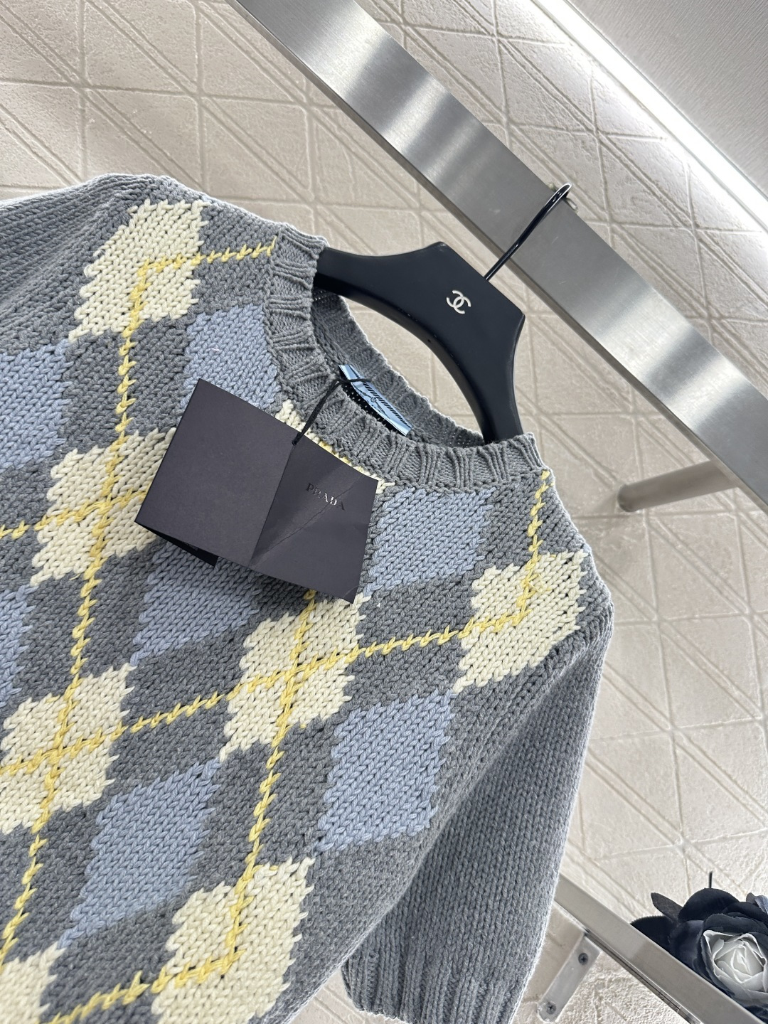 ♥Prad*♥2025新品上架
     菱格针织短袖
定制YB羊毛纱线织造 密度细针织造 清晰毛感肌理