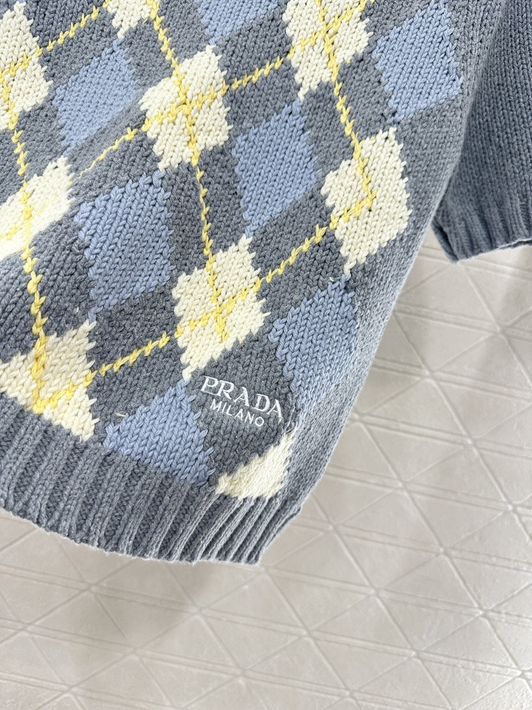 ♥Prad*♥2025新品上架
     菱格针织短袖
定制YB羊毛纱线织造 密度细针织造 清晰毛感肌理