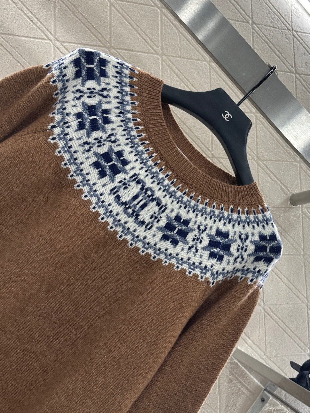 ♥Celin*♥2025新品上架
  重工钩花圆领套头毛衣
定制YB羊绒羊毛针织材质 质感高级 舒适柔软